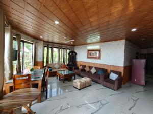 Un lugar para sentarse en Casa Arhan 2-3-4-7-12 BHK Luxury Penthouse