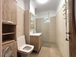 Et badeværelse på SkyView Luxury Apartment