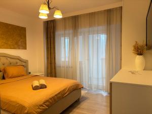 En eller flere senge i et værelse på SkyView Luxury Apartment