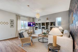 Et tv og/eller underholdning på The Hive: *Hot Tub + Patio Oasis*