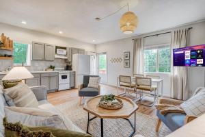 Køkken eller tekøkken på The Hive: *Hot Tub + Patio Oasis*