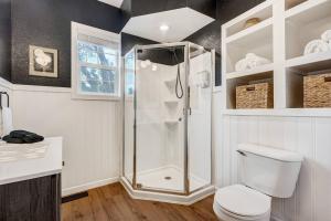 Et badeværelse på The Hive: *Hot Tub + Patio Oasis* + 35 billeder