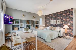 En eller flere senge i et værelse på The Hive: *Hot Tub + Patio Oasis*