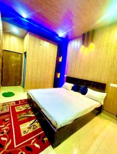 Ένα ή περισσότερα κρεβάτια σε δωμάτιο στο Lucknow FrameHouse +13 φωτογραφίες