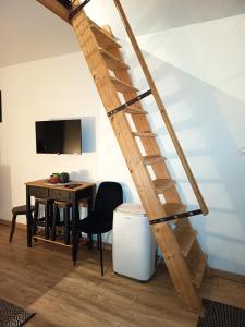 TV a/nebo společenská místnost v ubytování logement Mezzanine salon indépendant + 7 fotografií