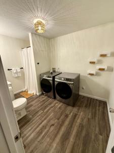 un bagno con lavatrice e WC di Little Blue a Van Buren Altre 21 foto