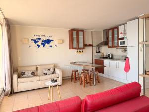 ein Wohnzimmer mit Sofa und Tisch in der Unterkunft Bahia Pelicanos Apartment in Horcon Puchuncavi in Puchuncaví