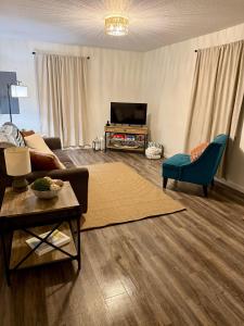 un soggiorno con un divano e una TV di Little Blue a Van Buren