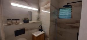 a bathroom with a toilet and a sink and a window at דירת נופש צימר אירוח בצפת צפון קרוב למקווה ורשבי in Safed