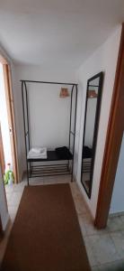 Zimmer mit einer Bank und 2 Spiegeln in der Unterkunft דירת נופש צימר אירוח בצפת צפון קרוב למקווה ורשבי in Safed