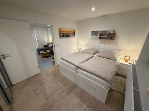 En eller flere senge i et værelse på Ferienwohnung Eider