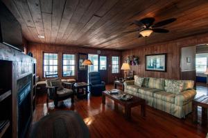 Una sala de estar con un sofá y un ventilador de techo. en Commander, en Edisto