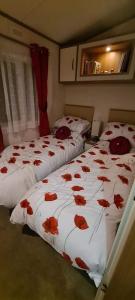 Ένα ή περισσότερα κρεβάτια σε δωμάτιο στο Carnaby Rosedale +2 φωτογραφίες