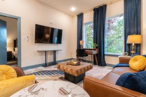 Una sala de estar con sofás y un televisor. en The Francesca - Apt 333, en Bryan