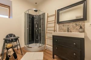 Koupelna v ubytování La Maraisienne Amboise Center Parking Garden + 23 fotografií