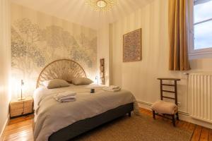 Postel nebo postele na pokoji v ubytování La Maraisienne Amboise Center Parking Garden