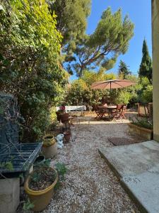 En have udenfor La petite maison près de la mer, avec jardin et parking