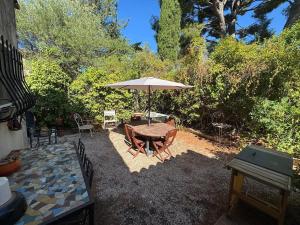 En have udenfor La petite maison près de la mer, avec jardin et parking + 11 billeder