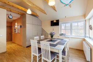 TV a/nebo společenská místnost v ubytování Vila Liepa