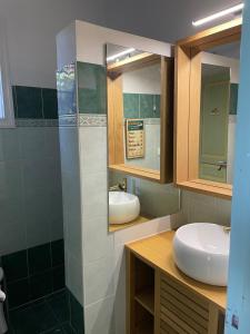 Et badeværelse på La petite maison près de la mer, avec jardin et parking