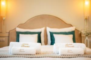 zwei Stapel Handtücher auf dem Bett in der Unterkunft Little Heaven Apartments in Sibiu + 5 Fotos