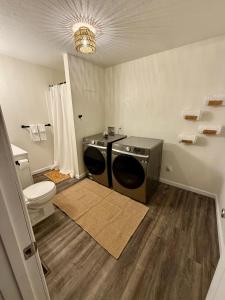 un bagno con lavatrice e WC di Little Blue a Van Buren