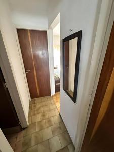 Phòng tắm tại Amplio Departamento en Pleno Corazón de Mar de Ajo 2 Dormitorios a una cuadra de la Playa y a 2 de la Peatonal