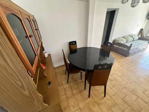 Khu vực ghế ngồi tại Amplio Departamento en Pleno Corazón de Mar de Ajo 2 Dormitorios a una cuadra de la Playa y a 2 de la Peatonal +10 ảnh