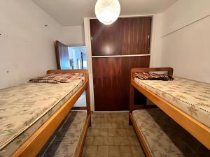 Giường trong phòng chung tại Amplio Departamento en Pleno Corazón de Mar de Ajo 2 Dormitorios a una cuadra de la Playa y a 2 de la Peatonal