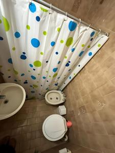 Phòng tắm tại Amplio Departamento en Pleno Corazón de Mar de Ajo 2 Dormitorios a una cuadra de la Playa y a 2 de la Peatonal