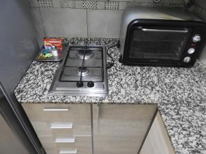 een keuken met een fornuis en een broodrooster bij Departamento Centro BA in Buenos Aires +5 foto's