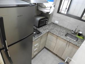 een kleine keuken met een koelkast en een wastafel bij Departamento Centro BA in Buenos Aires