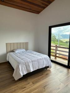 Ένα ή περισσότερα κρεβάτια σε δωμάτιο στο Refúgio na montanha com piscina em Extrema +31 φωτογραφίες