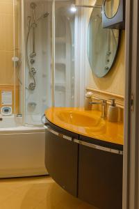 Ένα μπάνιο στο Suite Gravina + box auto privato +65 φωτογραφίες