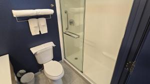 e bagno con servizi igienici, doccia e asciugamani. di Spark By Hilton Wilmington a Wilmington Altre 2 foto