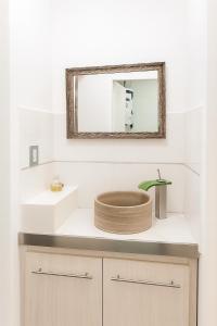 Departamento LUNA NUEVA في سانتا كلارا ديل مار: حمام مع حوض ومرآة