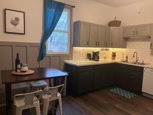 Η κουζίνα ή μικρή κουζίνα στο Relaxing Townhouse Downtown Dubuque