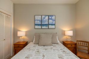 ein Schlafzimmer mit einem Bett mit zwei Lampen an Tischen in der Unterkunft Tequila Sunset in Edisto Island