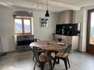 Kuchyň nebo kuchyňský kout v ubytování Maison 4 couchages montagne tout confort