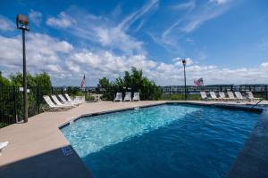 een groot zwembad met ligstoelen bij 214 Bay Creek Villa in Edisto Beach