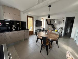 Kuchyň nebo kuchyňský kout v ubytování Maison 4 couchages montagne tout confort