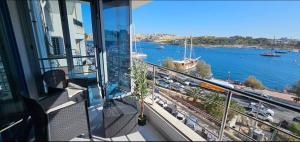 Un balcón de un edificio con vista a un puerto. en Modern Sea View Apartment in Sliema SV4, en Il-Gżira taʼ Forti Manoel