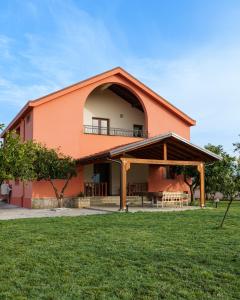 Το κτήριο όπου στεγάζεται  the country house