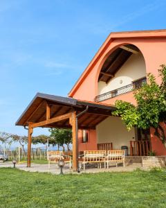 Το κτήριο όπου στεγάζεται  the country house