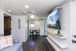 Una sala de estar con un televisor grande en la pared. en Marysol Cottage, en Edisto Beach