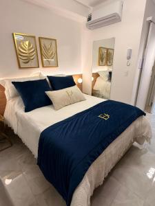 Ένα ή περισσότερα κρεβάτια σε δωμάτιο στο Essenza Manhattan 1 Blue Studio