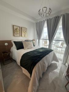 Ένα ή περισσότερα κρεβάτια σε δωμάτιο στο Essenza Manhattan 1 Blue Studio