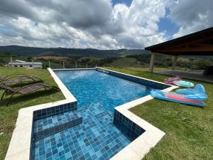 Πισίνα στο ή κοντά στο Refúgio na montanha com piscina em Extrema