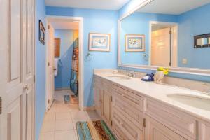 ein Badezimmer mit zwei Waschbecken und einem großen Spiegel in der Unterkunft Sonoran Spa E401 in Campo del Medio + 24 Fotos