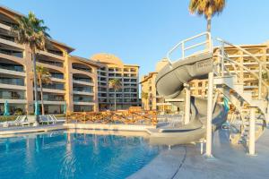 eine Rutsche in einem Schwimmbad in einem Resort in der Unterkunft Sonoran Spa E401 in Campo del Medio